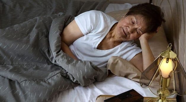 Mất ngủ, ngủ không sâu giấc có thể là nguyên nhân dẫn đến Alzheimer