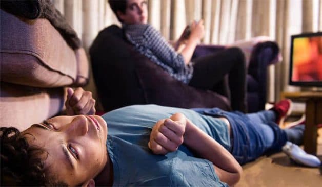 Biểu hiện của bệnh động kinh là co giật, các cơn vắng ý thức và co cứng chân tay