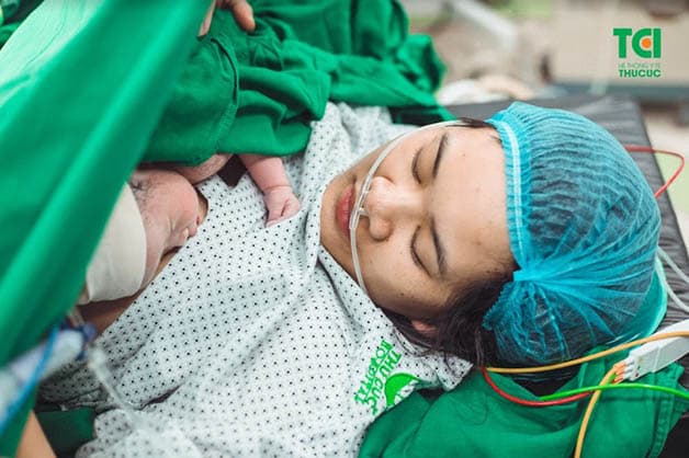 Mẹ Kiều Thị Nga xúc động khi đón hai con yêu chào đời bình an