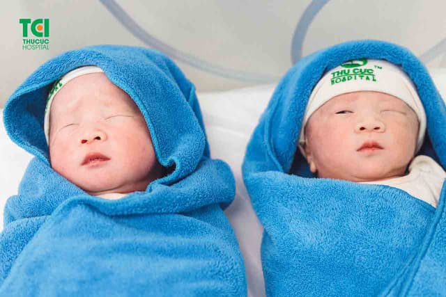 Hành trình chào đời của cặp sinh đôi “anh đằng Đông, em đằng Tây”