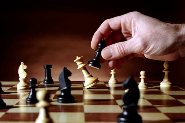 Học ngôn ngữ mới, học vẽ tranh, chơi cờ vua,... có thể giúp cải thiện trí nhớ cho người hay quên