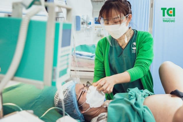 Mẹ bầu chuyển dạ khi đẻ thường