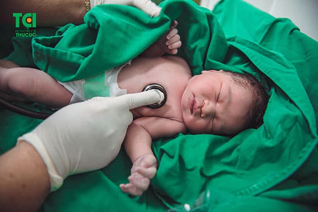 Bé gái chào đời khỏe mạnh, hồng hào 