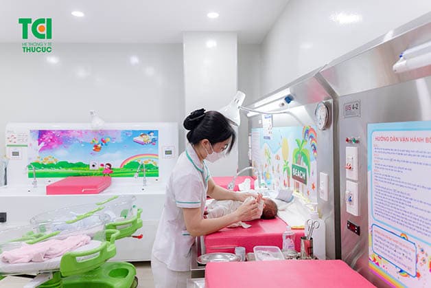 Bé được chăm sóc cẩn thận, vệ sinh hàng ngày trong thời gian lưu viện cùng mẹ