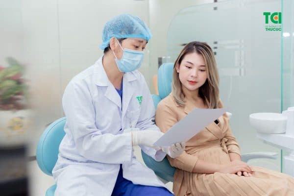 Thăm khám ngay khi thấy tình trạng ê buốt kéo dài, không thuyên giảm sau nhiều ngày bọc sứ