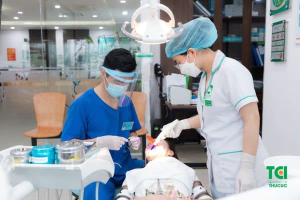 Thăm khám và lấy cao răng thường xuyên sau khi hàn để bảo vệ sức khỏe răng miệng