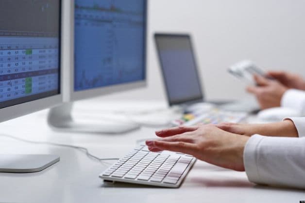 Nhân viên văn phòng là đối tượng dễ mắc bệnh thoái hoá đốt sống cổ