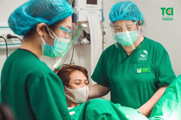 Mẹ bầu đẻ thường đang chuyển dạ