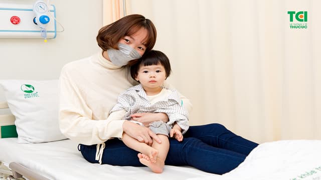 Bé 17 tháng dính dây thắng lưỡi, điều trị thành công ra sao?