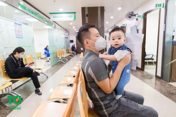 Bé Đ.T.T 10 tháng tuổi bị khó ăn, chậm nói nên được bố mẹ đưa tới Thu Cúc TCI khám