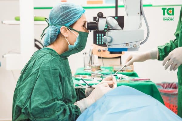 Phẫu thuật đục thủy tinh thể bằng công nghệ Phaco được thực hiện tại Thu Cúc TCI