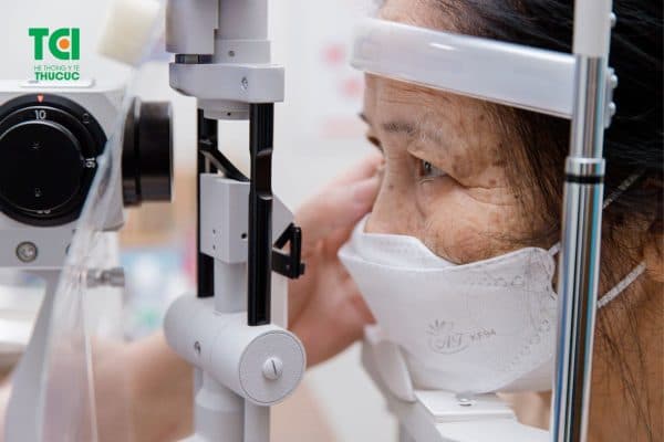 Người mắc bệnh thường xuyên cảm thấy nhìn mờ, thị lực suy giảm, nhức mỏi mắt...