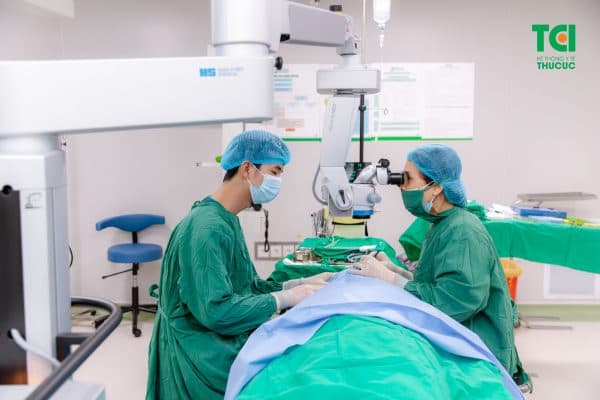 mắt bị mộng thịt