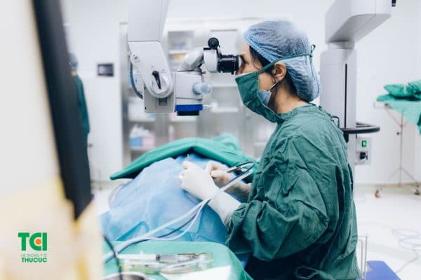 Phẫu thuật Phaco sử dụng năng lượng sóng siêu âm để tán nhuyễn và tách thủy tinh thể đục và thay bằng thủy tinh thể nhân tạo 