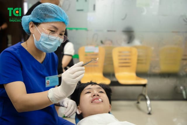 Piezotome và 7 phút nhổ răng thừa gọn gàng cho bé 13 tuổi