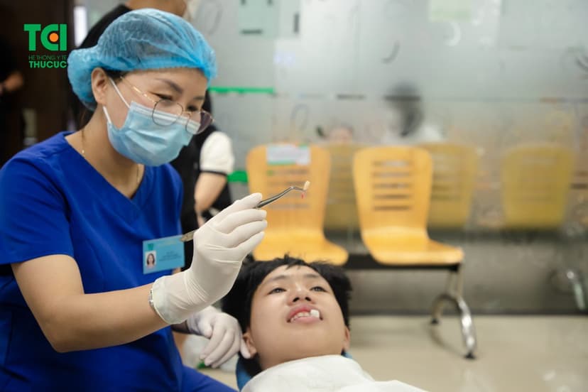 Piezotome và 7 phút nhổ răng thừa gọn gàng cho bé 13 tuổi