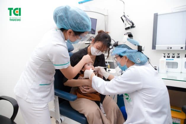 Dính thắng lưỡi là tình trạng thắng lưỡi ngắn hơn bình thường, khiến khả năng hoạt động của lưỡi trẻ bị hạn chế.