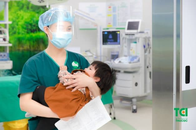 Tại TCI, bác sĩ kết luận Sứa bị dính thắng lưỡi cấp độ 2 có chỉ định phẫu thuật cắt thắng lưỡi