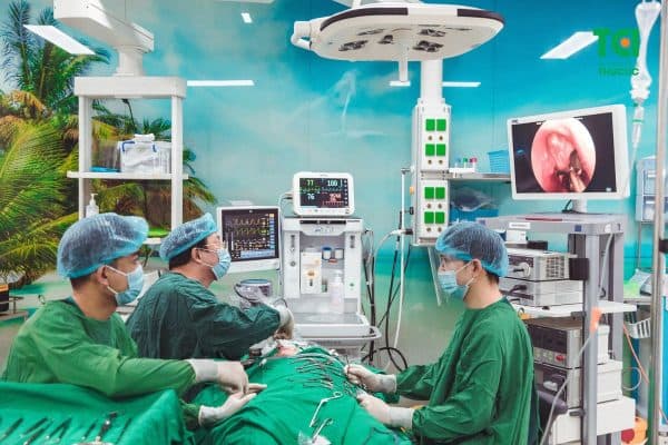 Phẫu thuật nội soi mũi xoang cho chị Huyền được thực hiện tại phòng mổ vô khuẩn một chiều của TCI