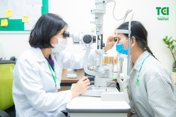 Đục thuỷ tinh thể khiến bác Nguyễn Thị Đỗ thường xuyên nhìn mờ, khó nhìn nên đã tới TCI để thăm khám