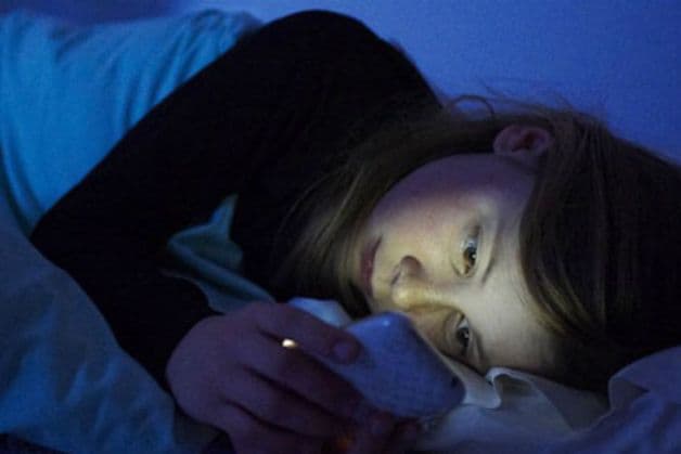  Hạn chế sử dụng điện thoại để cơ thể không giảm tình trạng khó ngủ