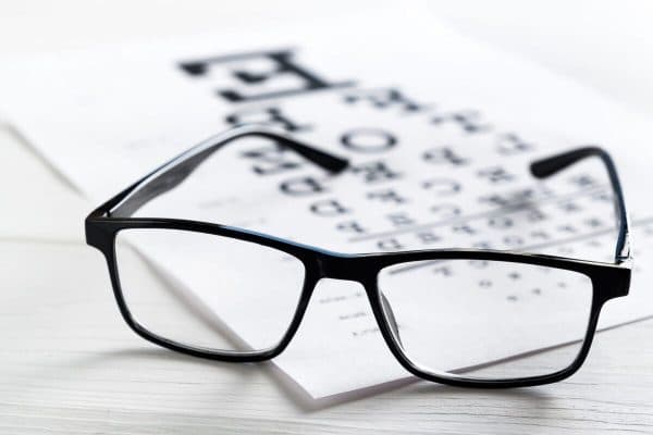 Mắt nhìn mờ, khó nhìn, cảm giác mỏi mắt, nhạy cảm với ánh sáng... là tình trạng thường gặp ở những người bị suy giảm thị lực