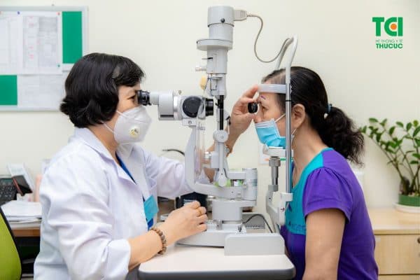 Khám mắt thường xuyên để theo dõi tình trạng thị lực và điều trị bệnh lý sớm ngay khi ở giai đoạn khởi phát