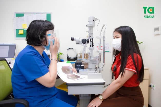 Sau khi thăm khám, chuyên gia sẽ chỉ định bạn sử dụng thuốc trị lẹo mắt