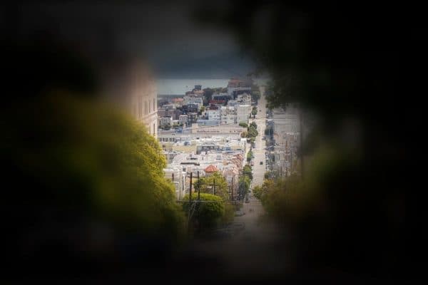 Người mắc bệnh thường bị mất tầm nhìn ngoại biên, luôn có cảm giác tầm nhìn như ở trong đường hầm