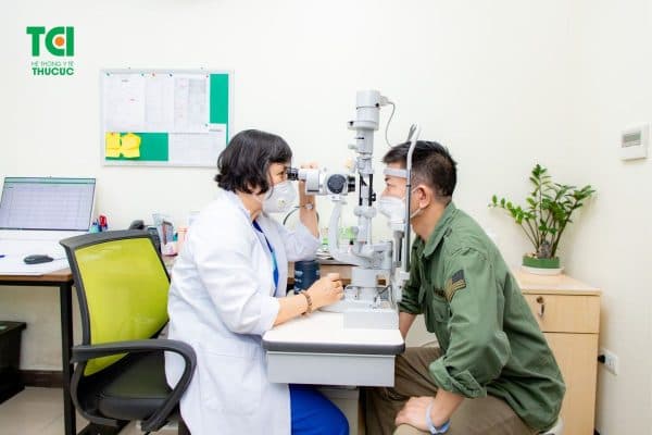 Thăm khám nhãn khoa thường xuyên để kiểm soát tình trạng bệnh, giúp bác sĩ có thể đưa ra các phương án điều trị phù hợp