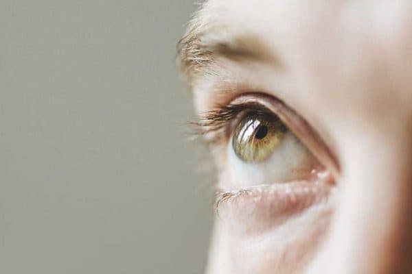 Dấu hiệu của bệnh có thể dễ dàng nhận biết như nhìn mờ, nhìn có ruồi bay, vệt đỏ…