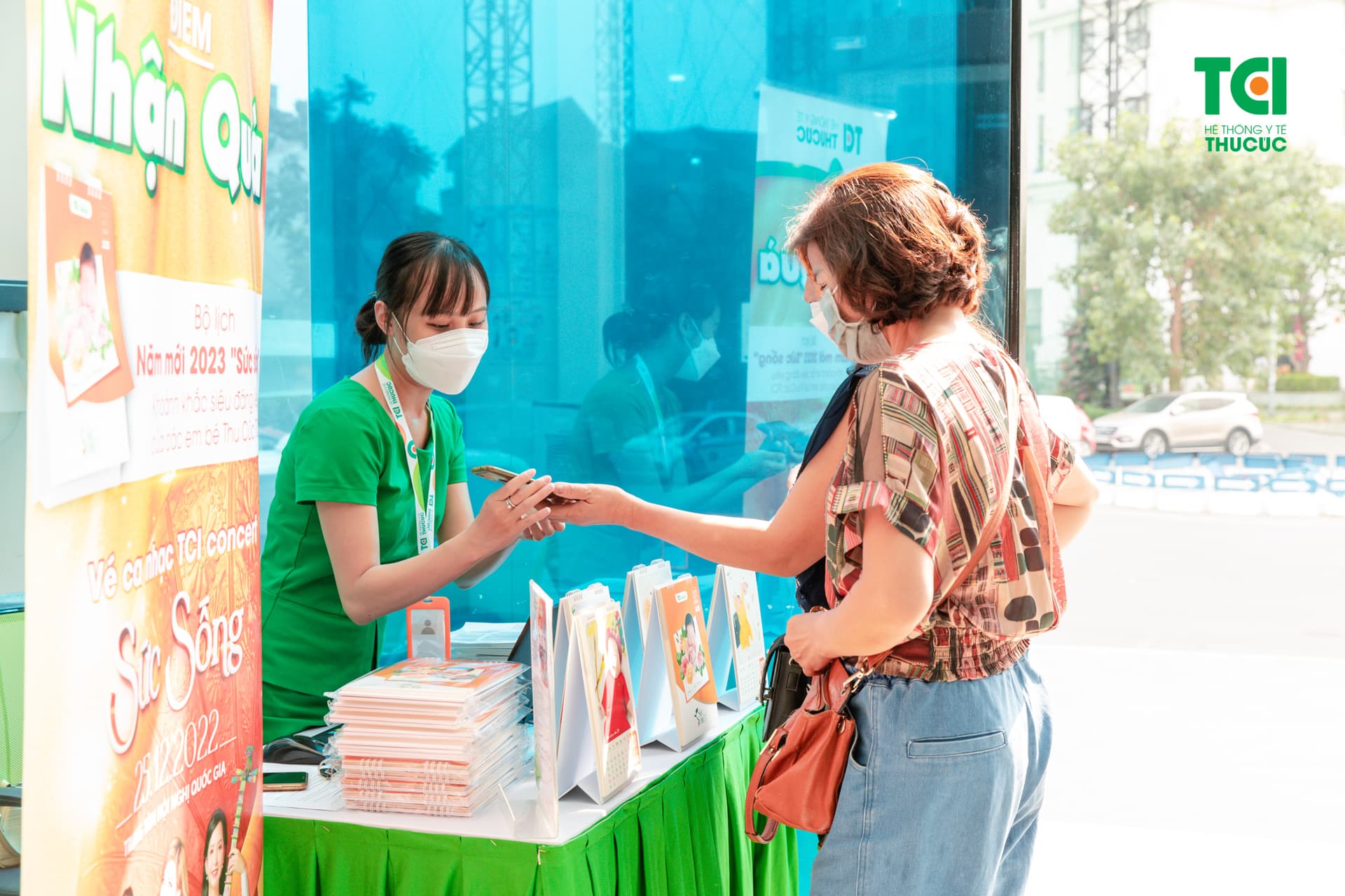 Ngay từ thời điểm công bố tặng vé, rất nhiều khách hàng của TCI đã có mặt từ sớm để có cơ hội nhận vé tham gia TCI Concert