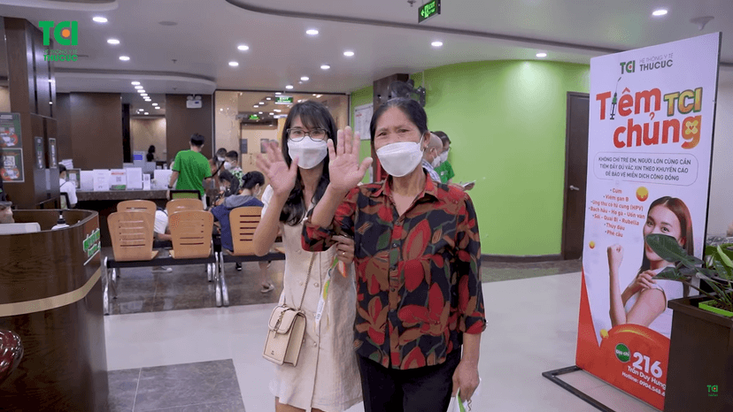 Vượt hàng trăm cây số đưa mẹ thăm khám sức khỏe tại TCI