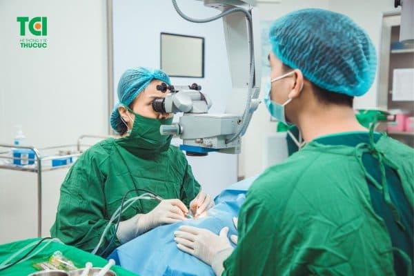 Điều trị bệnh võng mạc có thể dựa trên phương pháp nội khoa hoặc ngoại khoa, do bác sĩ có chuyên môn chỉ định