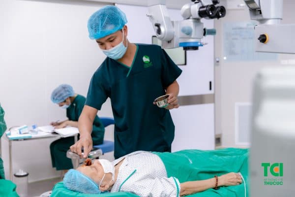 Bệnh viêm tắc lệ đao được điều trị bằng phương pháp phẫu thuật.