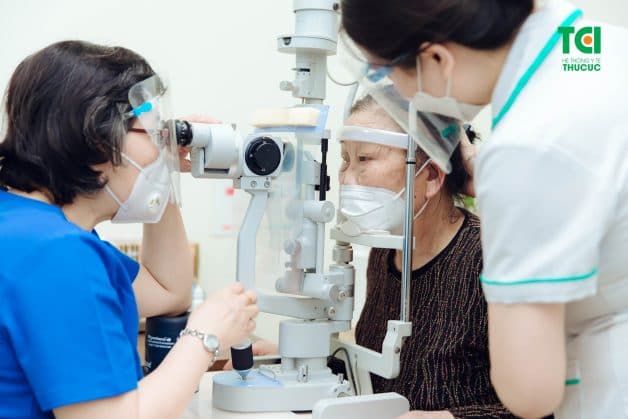 Thăm khám với chuyên gia ngay nếu các dấu hiệu xuất huyết dịch kính xuất hiện