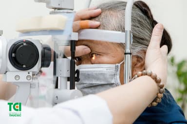 Bị xuất huyết dịch kính mắt là gì? Điều trị ra sao?