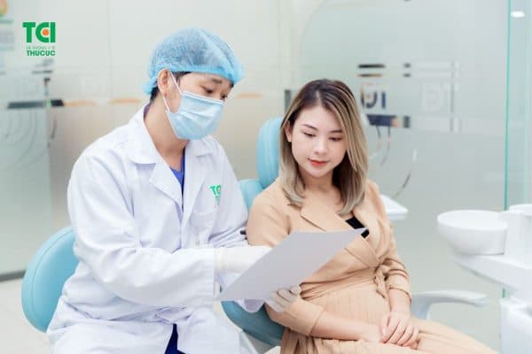 Thăm khám nha khoa kịp thời để được bác sĩ xử trí hôi miệng sau khi bọc sứ bằng các biện pháp khoa học