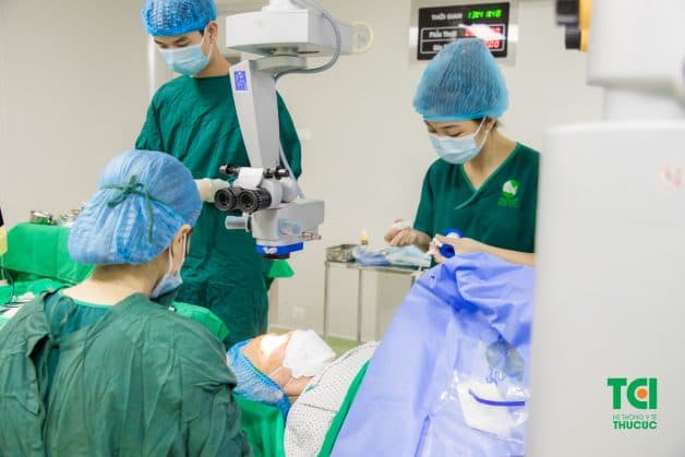 Phẫu thuật Phaco sử dụng một đầu dò phát sóng siêu âm để phá vỡ và hút sạch thủy tinh thể bị đục