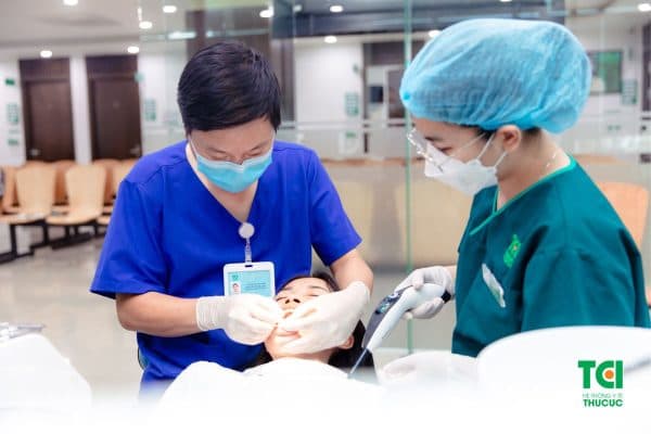 Lấy cao răng, sử dụng thuốc... là một trong số các cách điều trị viêm lợi thường được áp dụng hiện nay