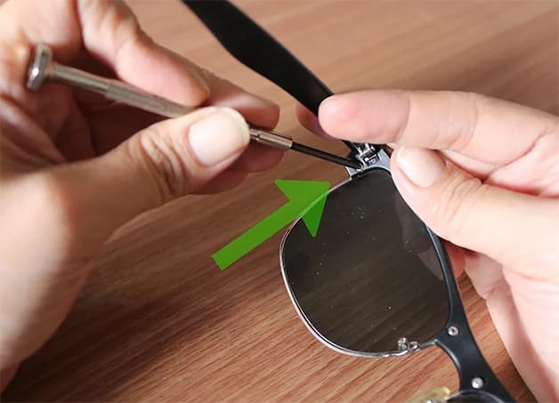 cách gỡ tròng kính