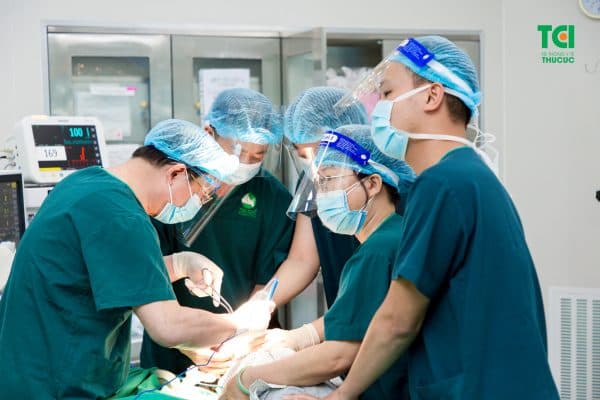 cắt dính thắng lưỡi