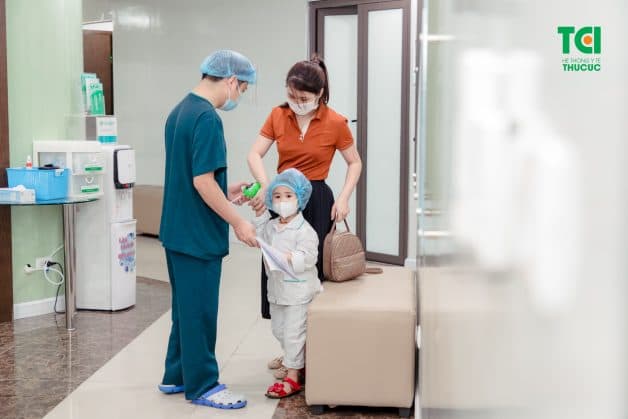 Bé Linh được chỉ định cắt thắng lưỡi