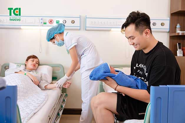 Sau sinh, các mẹ nên được nghỉ ngơi nhiều, tâm lý thoải mái để nhanh chóng ổn định chu kỳ kinh nguyệt