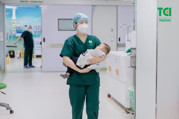 Khi phẫu thuật kết thúc, Minh Đăng được đưa về phòng chăm sóc hậu phẫu.