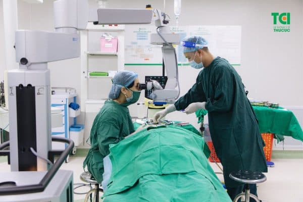Quá trình phẫu thuật Phaco cho chị Oanh được thực hiện tại phòng phẫu thuật chất lượng cao của Thu Cúc TCI