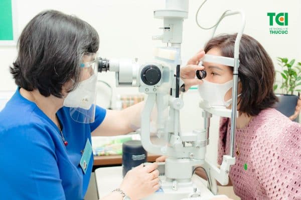 Khi tới khám tại Thu Cúc TCI, chị Oanh được các bác sĩ chẩn đoán xác định đục thủy tinh thể, thị lực 1/10