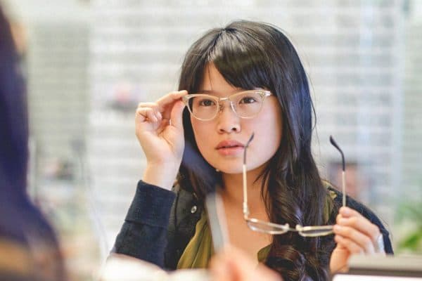 Đeo kính bảo vệ mắt, kính chống ánh sáng xanh khi làm việc thường xuyên trên các thiết bị điện tử