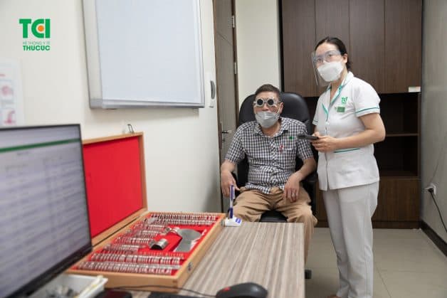 Bác T bị đục thủy tinh thể độ 3, tăng nhãn áp và vẩn đục dịch kính