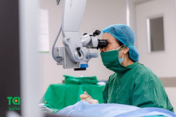 Phẫu thuật Phaco, điều trị đục thủy tinh thể tuổi già cho bác Thúy được thực hiện tại Thu Cúc TCI